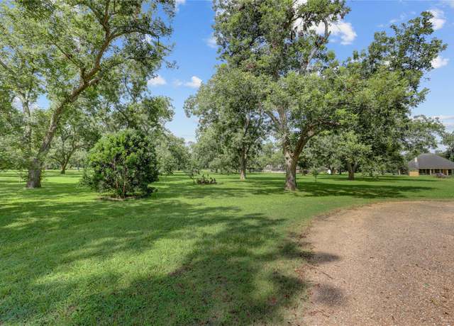 Property at 11 Pecanrow, Wharton, TX 77488