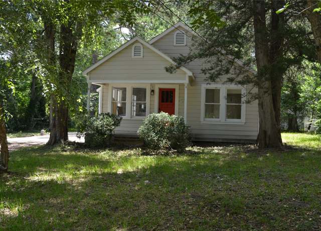 Property at 1450 Highway 30 E, Huntsville, TX 77320, 3 beds, 2 baths