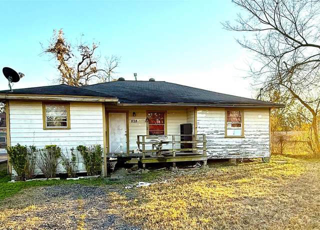 Property at 828 E Wainwright St, Houston, TX 77022, 4 beds, 1 bath