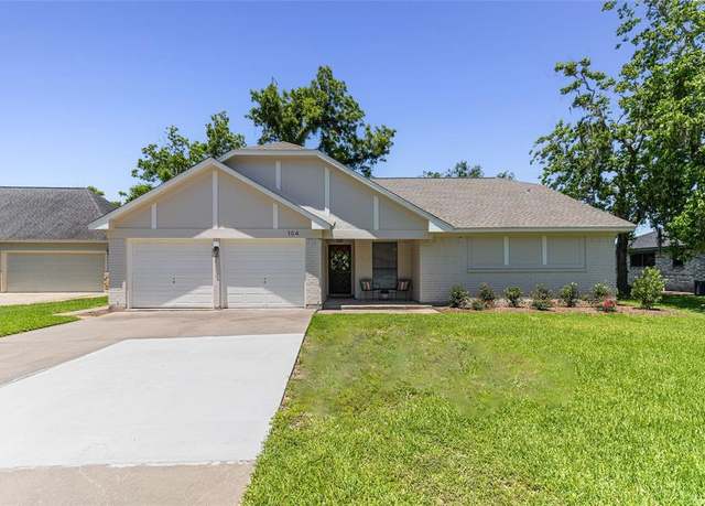 Property at 104 Anchusa St, Lake Jackson, TX 77566, 3 beds, 2 baths
