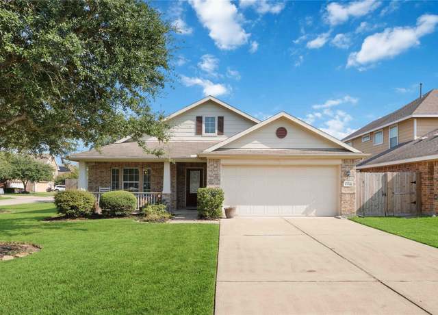 Property at 10015 Lynnwood Dr, Baytown, TX 77521, 3 beds, 2 baths