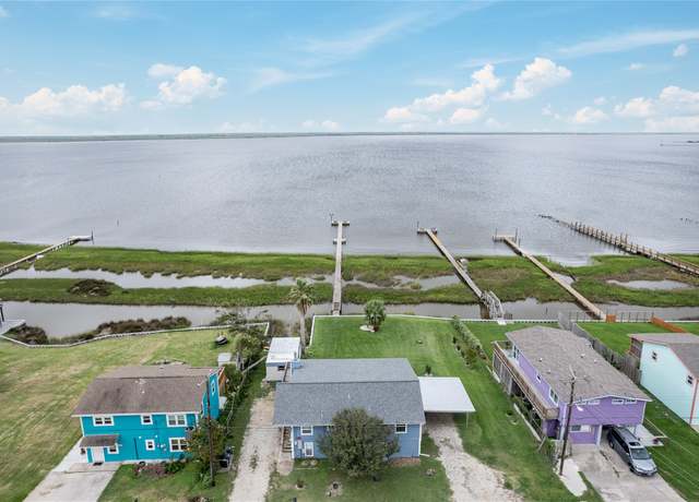 Property at 329 E Bayshore Dr, Palacios, TX 77465, 4 beds, 2 baths