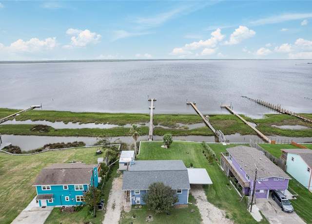 Property at 329 E Bayshore Dr, Palacios, TX 77465, 4 beds, 2 baths