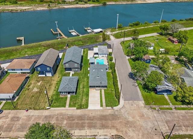 Property at 602 W 1st St, Freeport, TX 77541, 3 beds, 4 baths