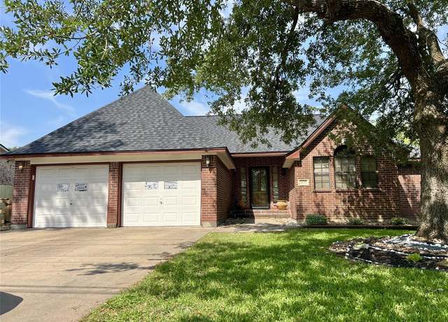 Property at 1833 N Valderas St, Angleton, TX 77515, 3 beds, 2 baths