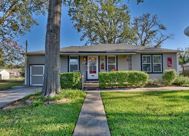 Property at 732 E Kuehn St, Bellville, TX 77418, 3 beds, 2 baths