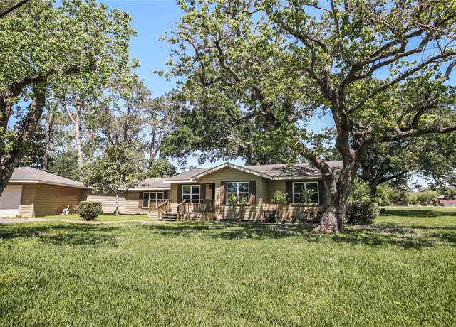 Property at 111 Fairway Dr, Alvin, TX 77511, 3 beds, 2 baths
