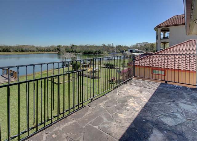 Property at 523 28th St, Dickinson, TX 77539, 3 beds, 2.5 baths