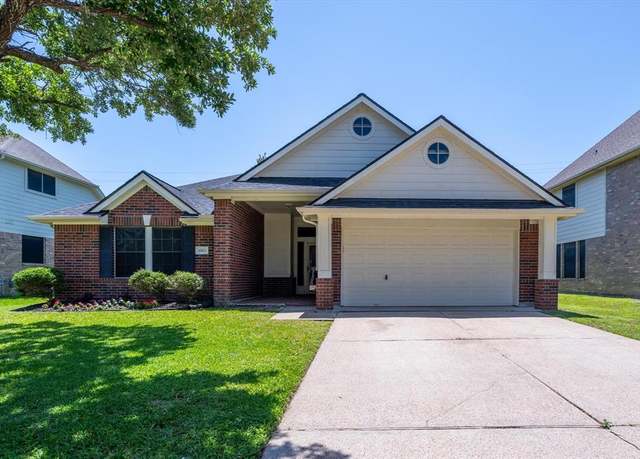 Property at 1903 Pinewood Ct, Baytown, TX 77521, 3 beds, 2 baths