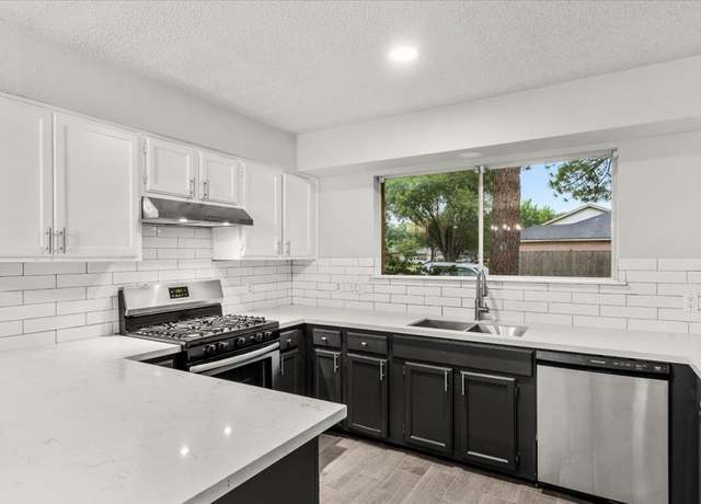 Property at 10622 Highland Woods Dr, Sugar Land, TX 77498, 3 beds, 2 baths