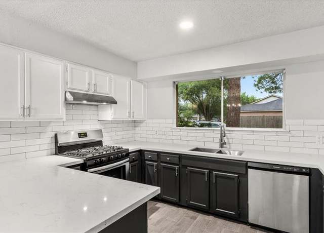 Property at 10622 Highland Woods Dr, Sugar Land, TX 77498, 3 beds, 2 baths