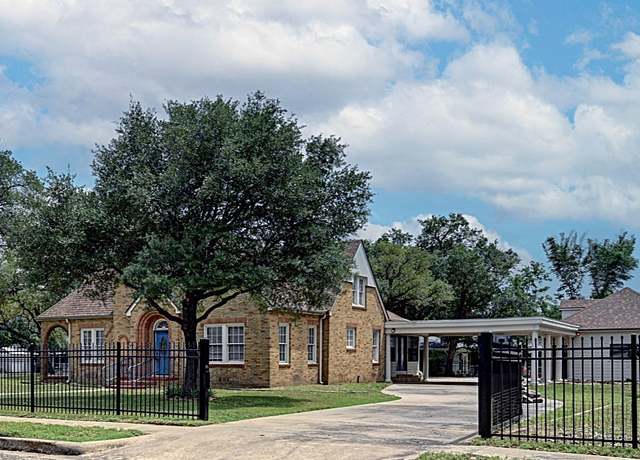 Property at 266 Monroe St, Giddings, TX 78942, 3 beds, 2.5 baths