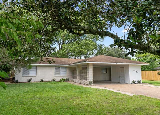 Property at 1705 Spruce St, Bay City, TX 77414, 3 beds, 2 baths