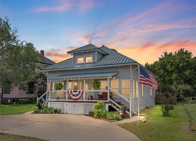 Property at 205 Main St, Palacios, TX 77465, 3 beds, 2 baths