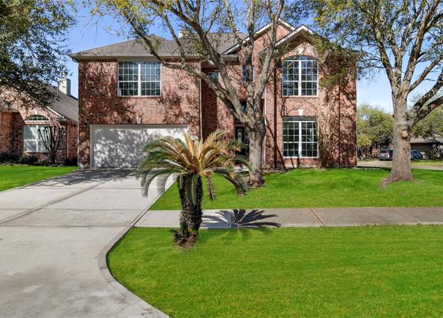 Property at 537 Green Cedar Dr, League City, TX 77573, 5 beds, 3 baths