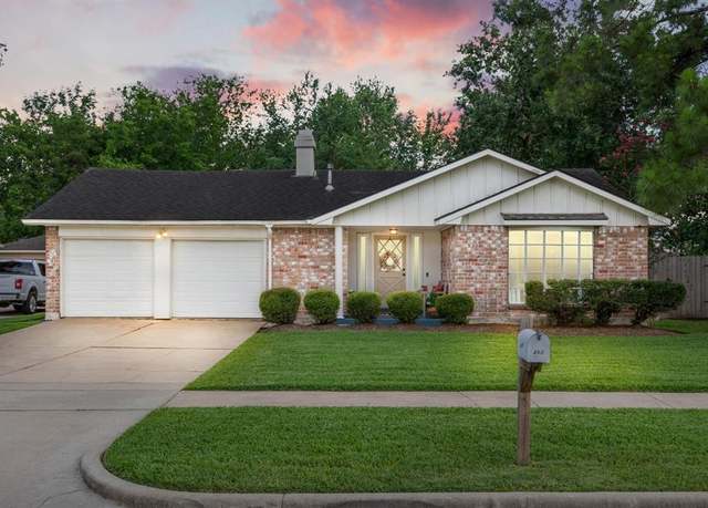Property at 13935 Vinehill Dr, Sugar Land, TX 77498, 4 beds, 2 baths