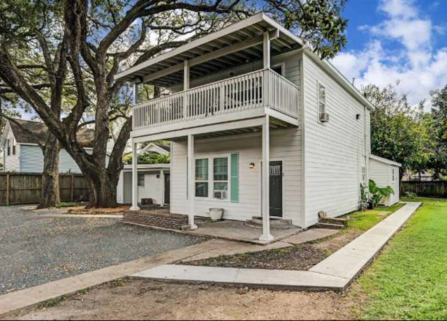 Property at 511 W Cleveland St, Alvin, TX 77511, 3 baths