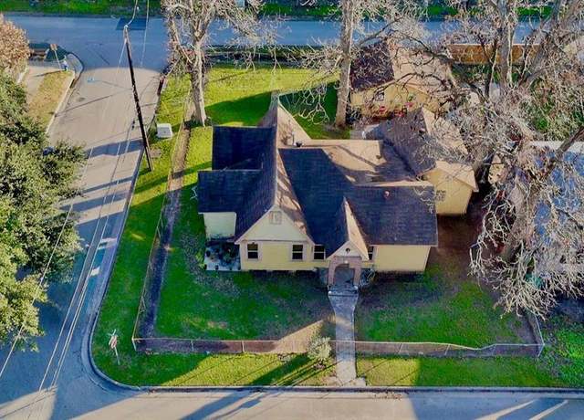 Property at 2621 Eastman St, Houston, TX 77009, 3 beds, 2 baths