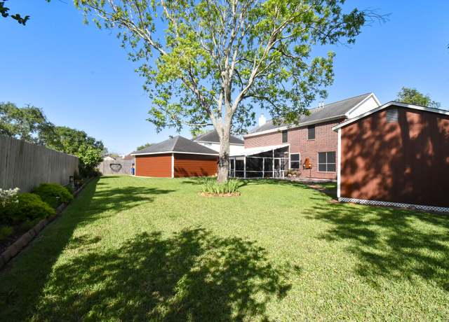 Property at 106 Plum Cir, Lake Jackson, TX 77566, 4 beds, 2.5 baths