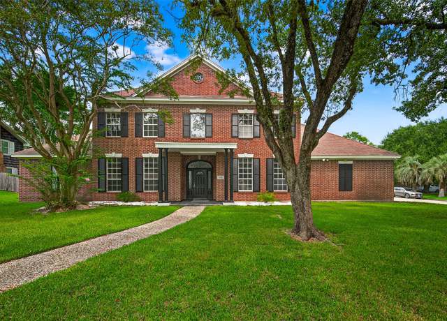 Property at 2008 Oak Shadows St, Baytown, TX 77520, 5 beds, 4.5 baths