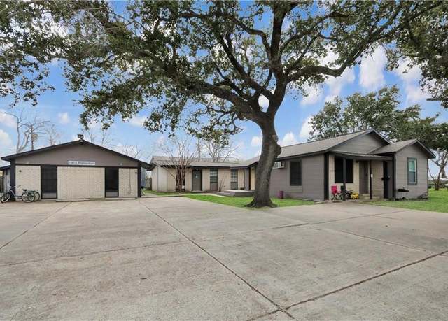 Property at 1916 Holloman Dr, Port Lavaca, TX 77979, 8 beds, 1 bath