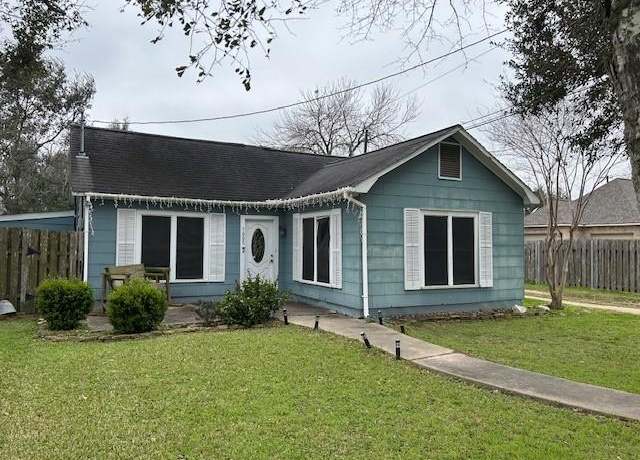 Property at 1005 Fahrenthold St, El Campo, TX 77437, 3 beds, 1 bath