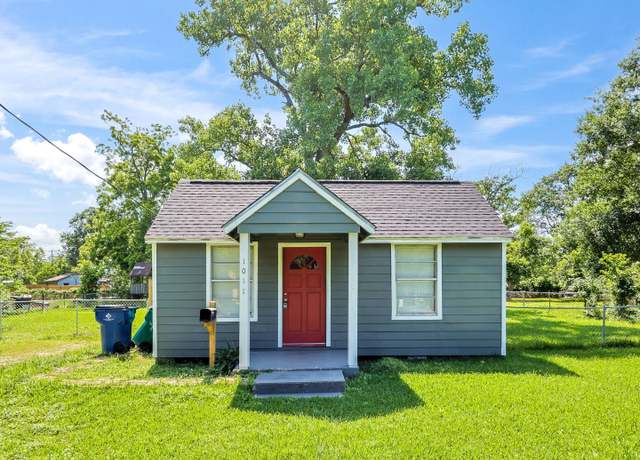 Property at 1011 N Arcola St, Angleton, TX 77515, 2 beds, 1 bath