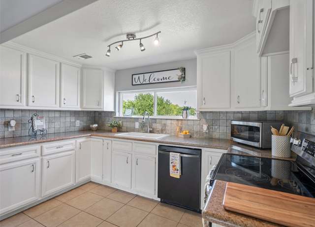 Property at 935 10th St, Dickinson, TX 77539, 2 beds, 1 bath