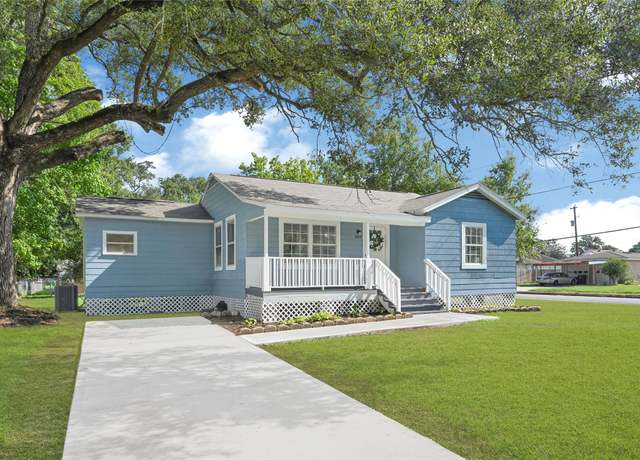 Property at 400 Live Oak St, Baytown, TX 77520, 3 beds, 2 baths