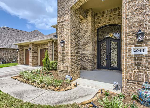 Property at 2044 Doolan Dr, Conroe, TX 77301, 4 beds, 3 baths