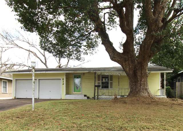 Property at 612 Winding Way St, Lake Jackson, TX 77566, 2 beds, 1 bath