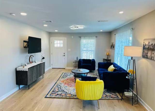 Property at 216 N Hutcheson St, Houston, TX 77003, 3 beds, 2 baths