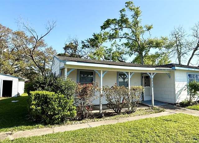 Property at 1113 E Cedar St, Angleton, TX 77515, 2 beds, 1 bath