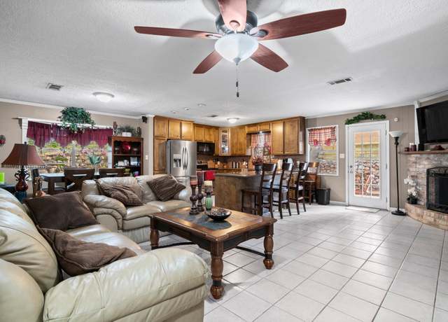 Property at 113 Hillendale Dr, Livingston, TX 77351, 4 beds, 2 baths