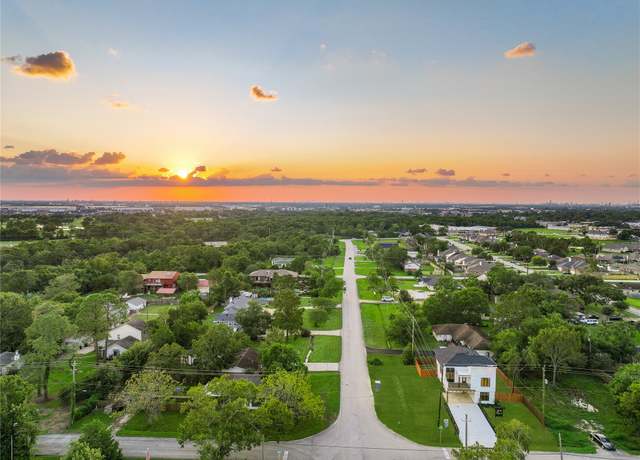 Property at 230 Bayshore Dr, La Porte, TX 77571, 4 beds, 3 baths