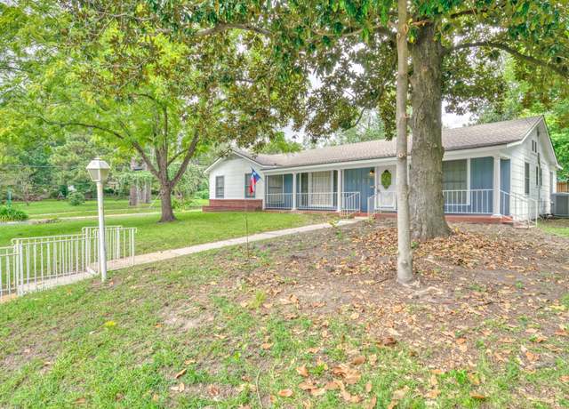 Property at 1422 21st St, Huntsville, TX 77340, 3 beds, 2 baths
