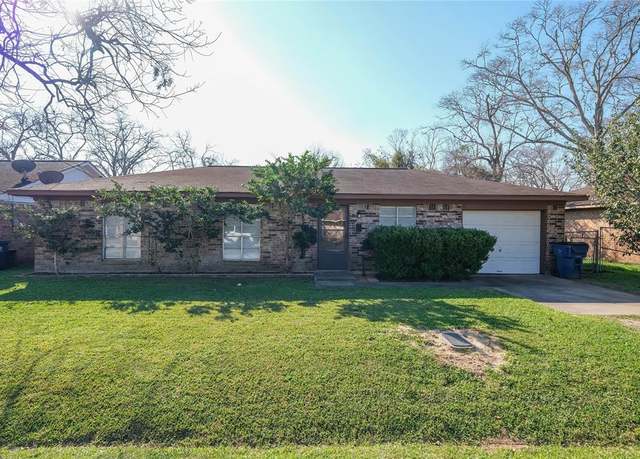 Property at 606 S Gray Ave, West Columbia, TX 77486, 3 beds, 1 bath