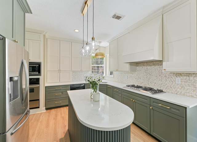 Property at 1017 Oak Knoll Ct, Sugar Land, TX 77498, 4 beds, 3.5 baths