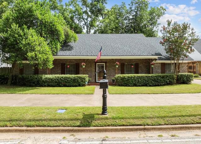 Property at 907 E Houston Ave, Crockett, TX 75835, 3 beds, 2 baths