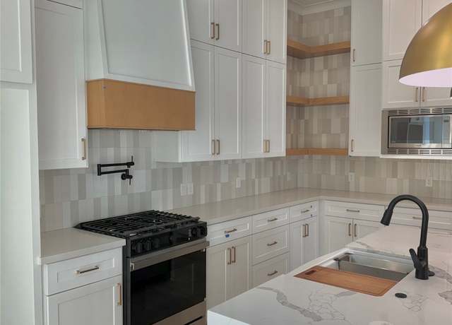 Property at 923 Fisher St Unit B, Houston, TX 77018, 3 beds, 3.5 baths