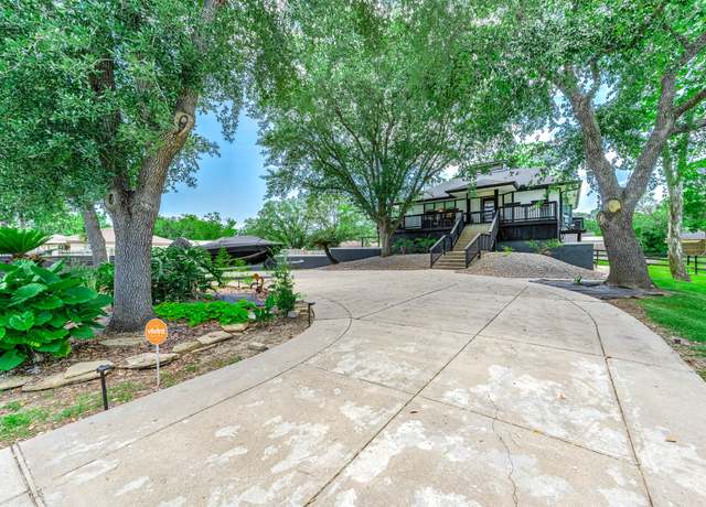 Property at 5301 Bayou Dr, Dickinson, TX 77539, 3 beds, 3 baths