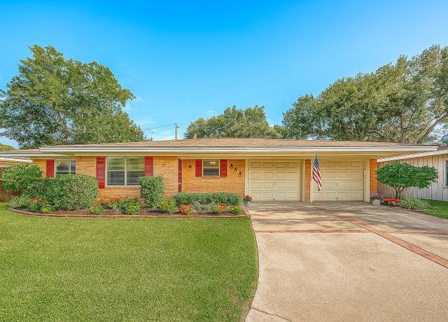 Property at 921 Roberts St, El Campo, TX 77437, 3 beds, 2 baths