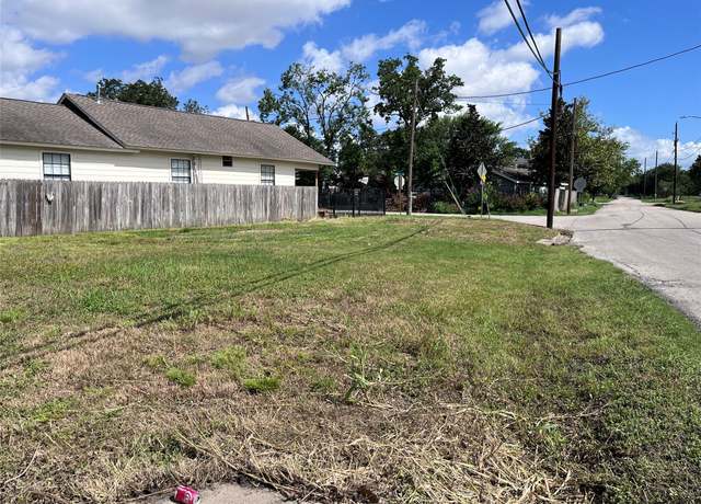 Property at 809 W Hedrick St, Houston, TX 77011