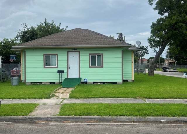 Property at 400 W Republic Ave, Baytown, TX 77520, 3 beds, 3 baths