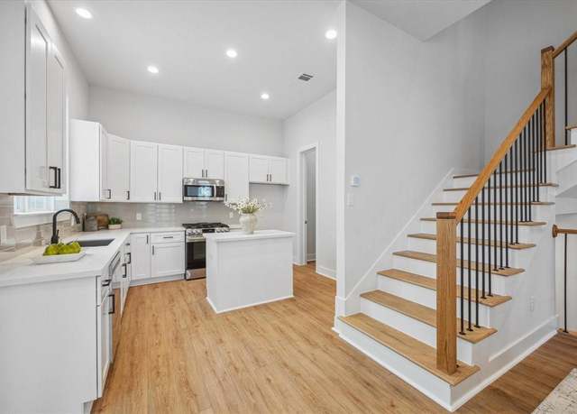 Property at 1035 W 17th St St, Houston, TX 77008, 3 beds, 3.5 baths