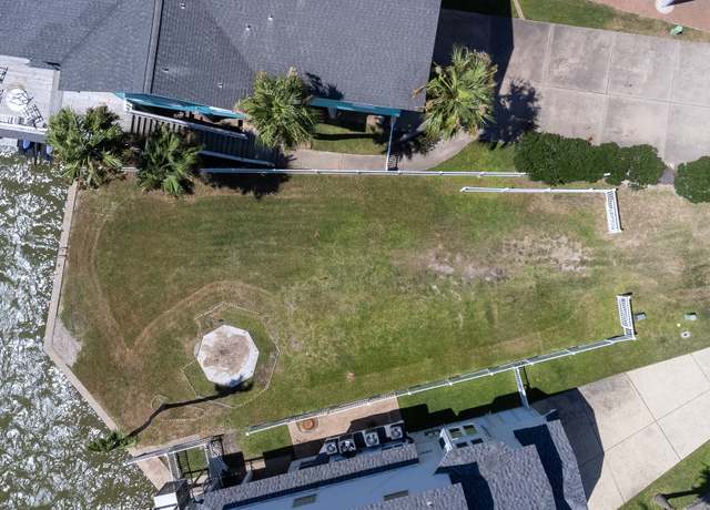 Property at 135 Isles End Rd, Tiki Island, TX 77554