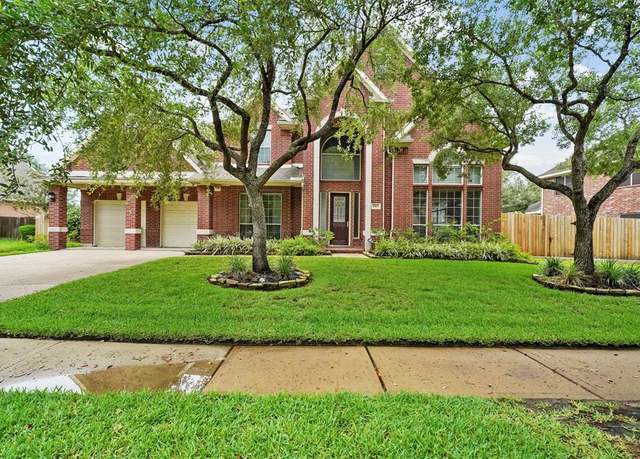 Property at 2815 Irvington Dr, Pearland, TX 77584, 5 beds, 3.5 baths