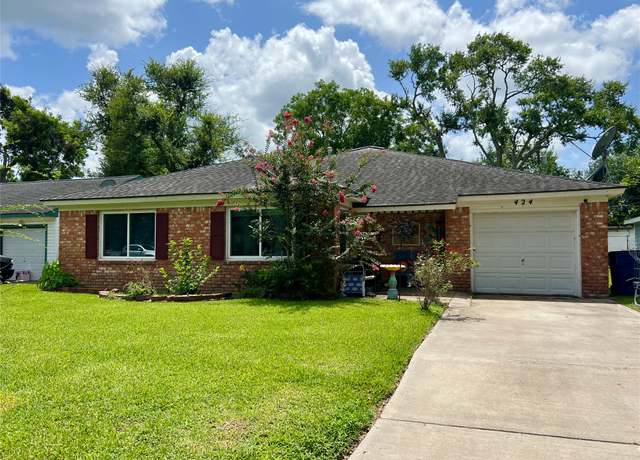 Property at 424 Evans St, Angleton, TX 77515, 4 beds, 2 baths