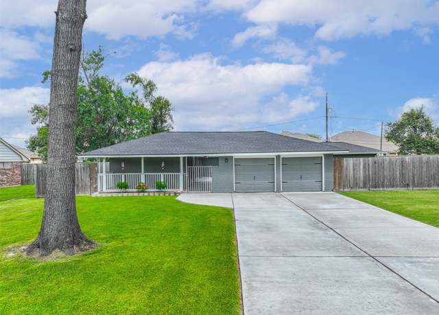 Property at 114 Crestway Dr, Baytown, TX 77520, 3 beds, 2 baths