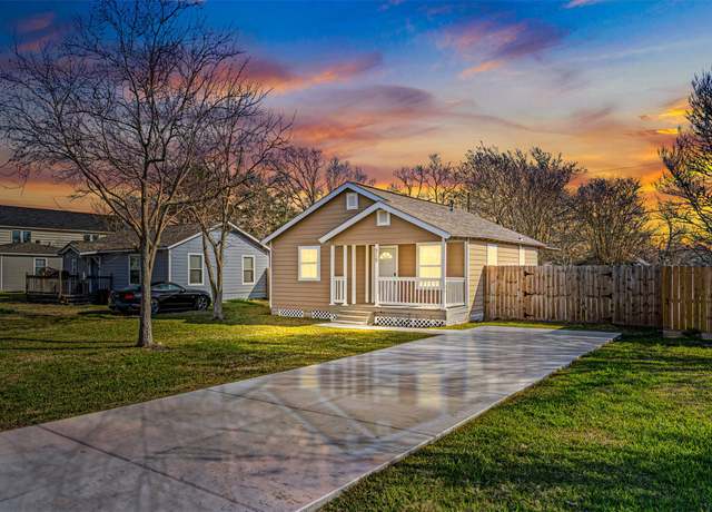 Property at 319 S Utah St, La Porte, TX 77571, 3 beds, 3 baths